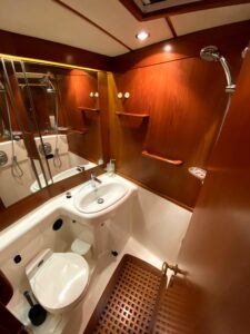 CabinSaloon-bow-toilet-scaled.jpg