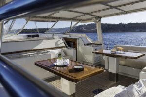 13.-Cockpit-tables-scaledSwan112-003