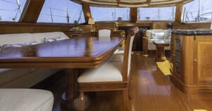 21_2400px._Saloon_facing_fwd