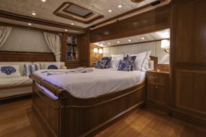 30.-Master-Cabin-scaledSwan112-003