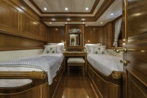36.-Green-Twin-Guest-Cabin-scaledSwan112-003