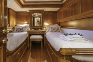 41.-Pink-Guest-Twin-Cabin-scaledSwan112-003