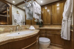42.-Pink-Guest-Twin-Cabin-Bathroom-scaledSwan112-003